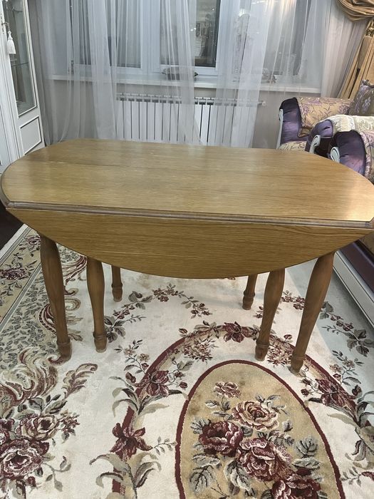 Стол  выдвижной , обеденный, деревянный.     для гостей с 6 вклалышами