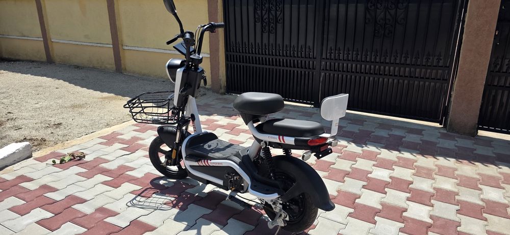 Scuter electric cu pedale