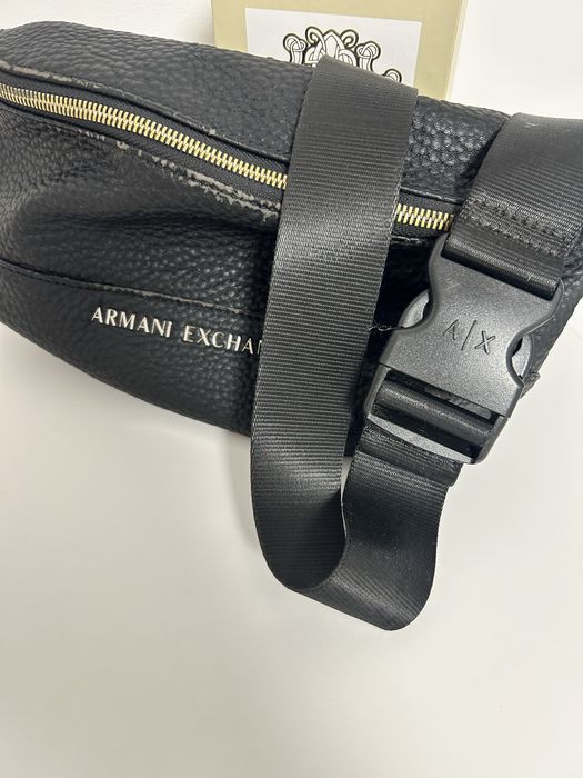 Продавам мъжка чанта Armani Exchange.