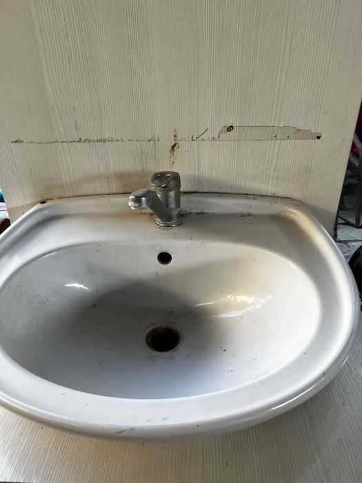 Раковина со смесителем и тумбой