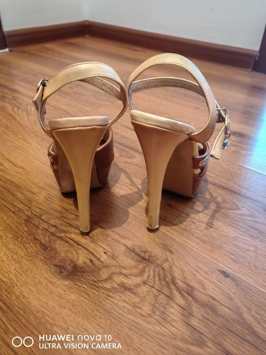 Босоножки на шпильке