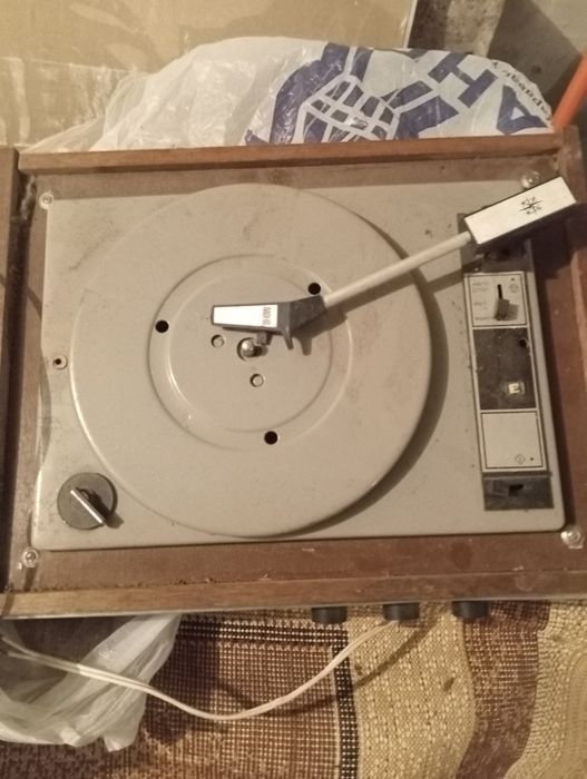 Проигрыватель виниловых пластинок