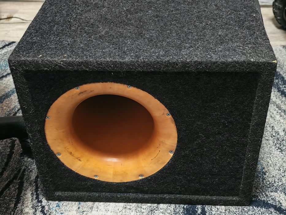 Сабвуфер в заводском коробе