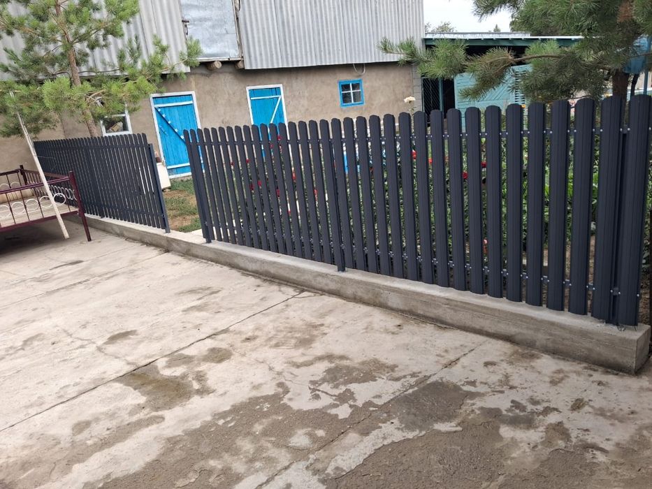 Продаётся евро штакетник металлический.