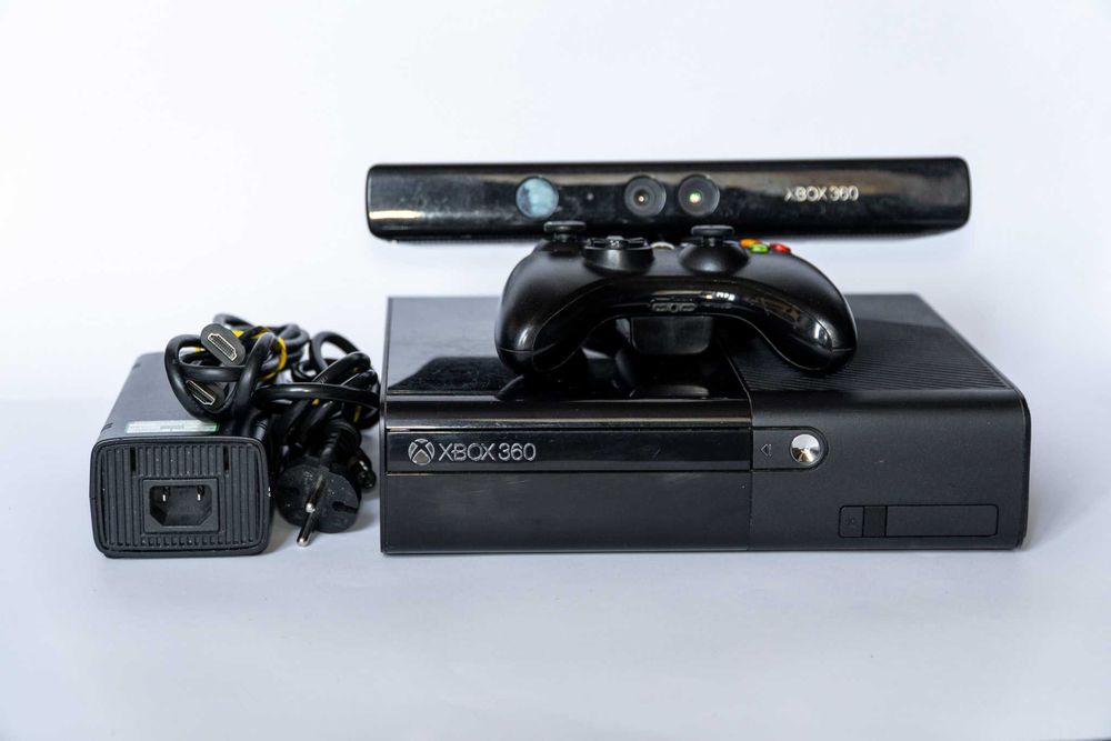 Продавам Xbox 360 E (Slim) 250GB Kinect, черен.