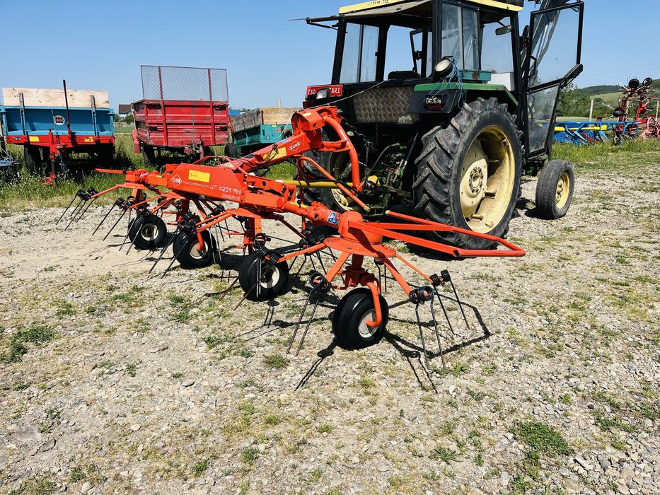 Grebla de imprastiat, rasfirat, risipit, scantalit, inproscat fan iarba lucerna paie Kuhn 4.6 m latime
