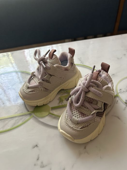 Продаются кроссовки для девочки