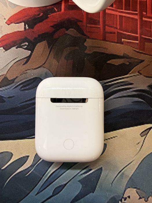 Продам кейс airpods 2 без наушников