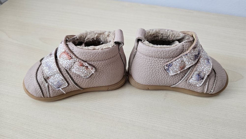 Vând bocanci imblaniti