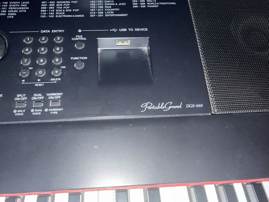 Yamaha DGX-660 + pachet complet (scaun + pedală + stativ)