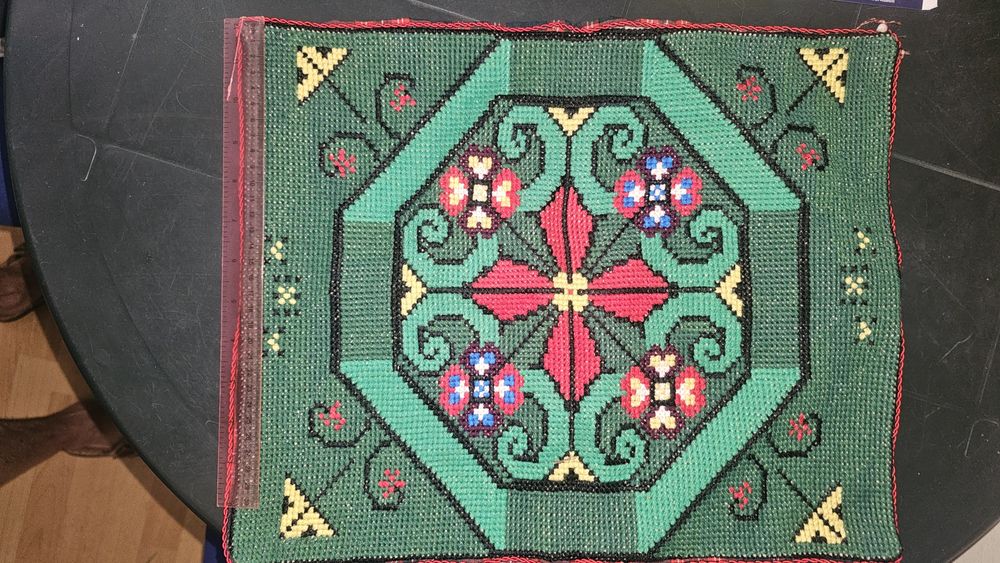 Бродирани карета , калъфки, покривка