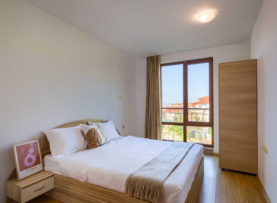 Голям тристаен с две бани до Марината, с басейн и паркинг