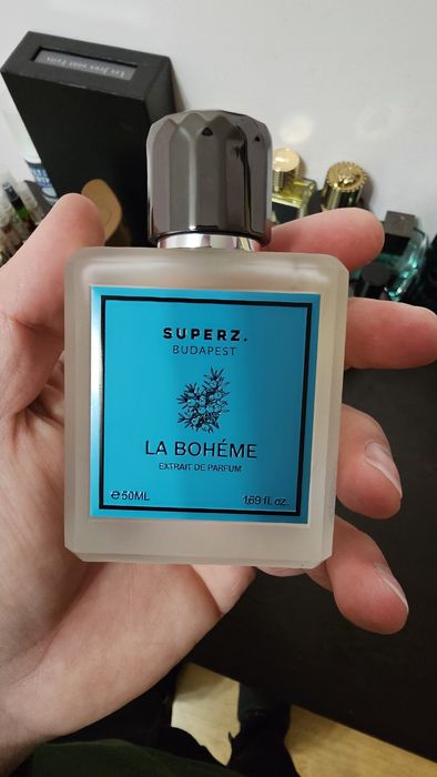 Продавам парфюмите на снимките цената е пакетна може и по отделно