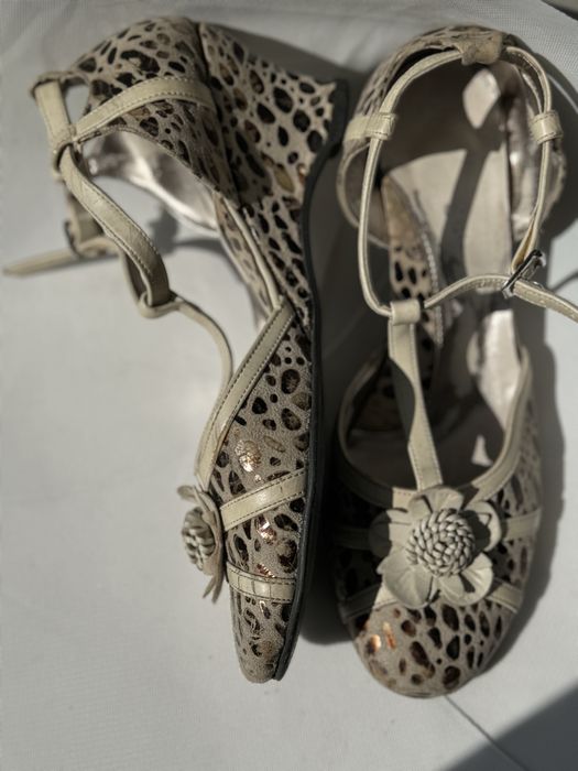 Босоножки на танкетке