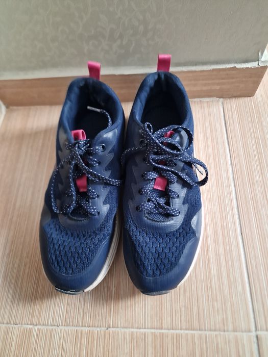 Женские кроссовки