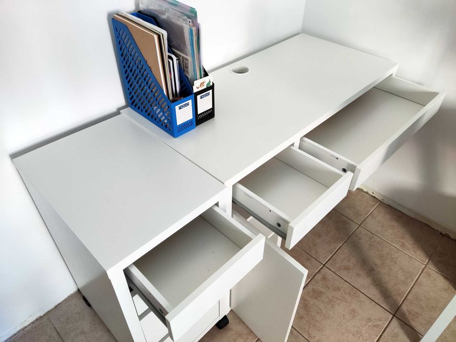 Birou si comoda cu rotile Ikea Micke pentru copii