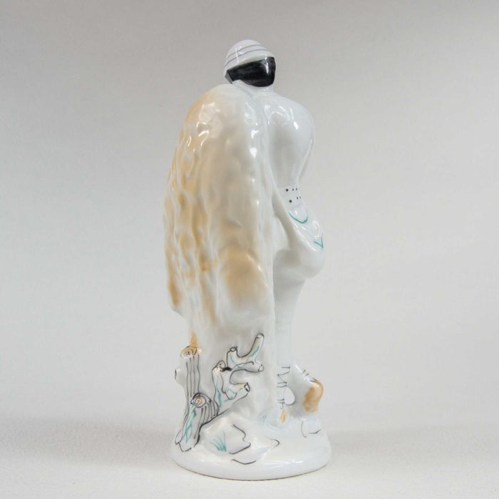 Bibelou  statueta portelan ciobanasul/taran, ARPO Curtea de Arges, vin