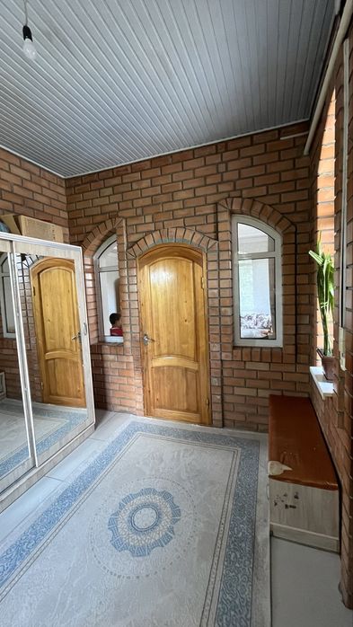 Үй сатылады.