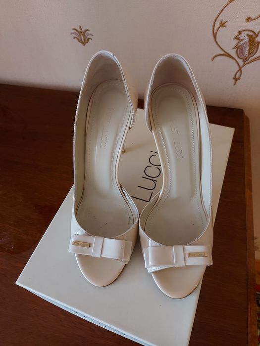 Женская обувь.  Красивые элегантные туфли.