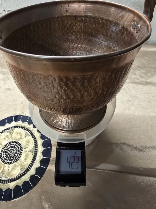 Vas decorativ din cupru ciocănit cu toartă fixă