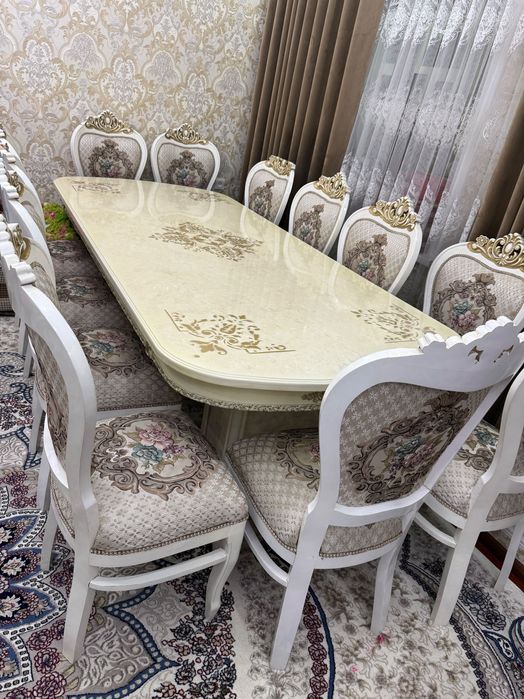 Стол и стулья для зала