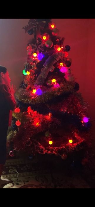 Bayram archasi.Juda kop oyinchoqlari bilan.Xolati juda yaxshi.