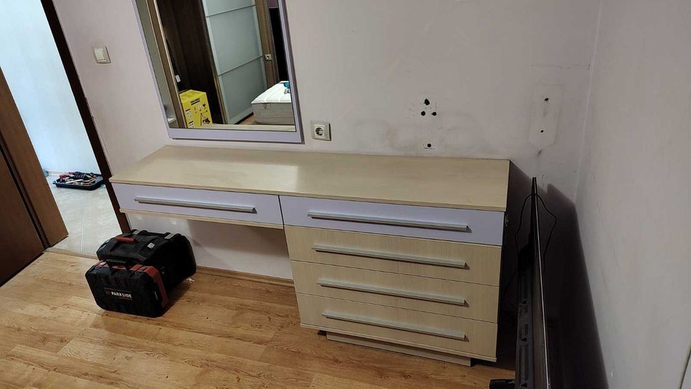 Тоалетка / скрин с шкафове в бежово и лилаво + огледало в лилава рамка