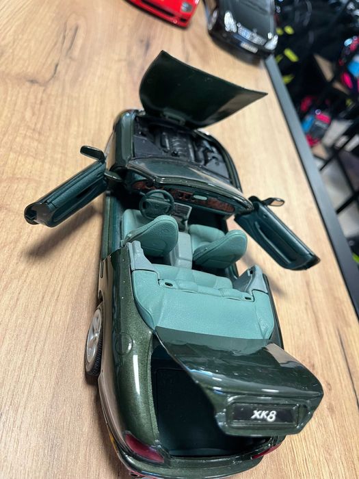 Метална колекционерска количка  модел JAGUAR XK-8 Cabriolet 2000г.1:18
