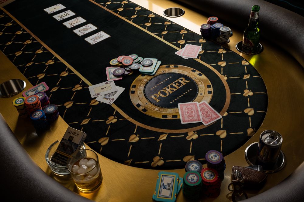 Masa poker + Jetoane Poker Ceramice set CustomTables.eu LOGO tau