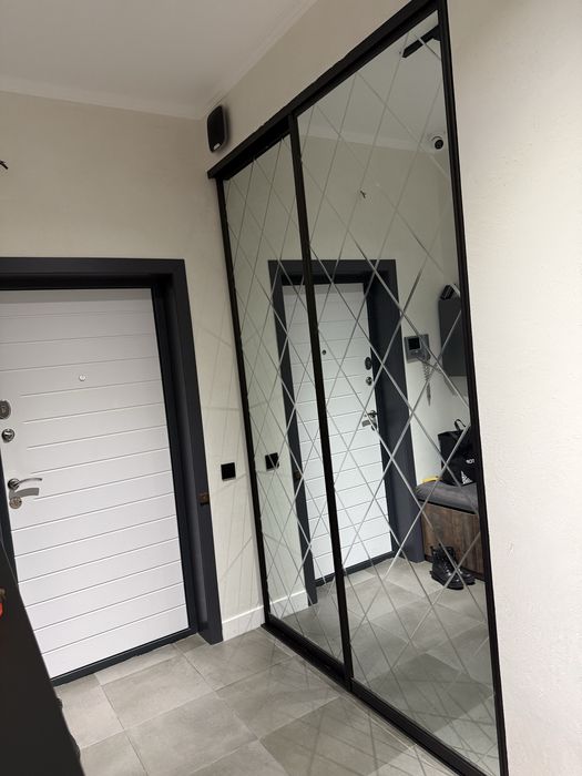 Продам выдвежные зеркальные двери