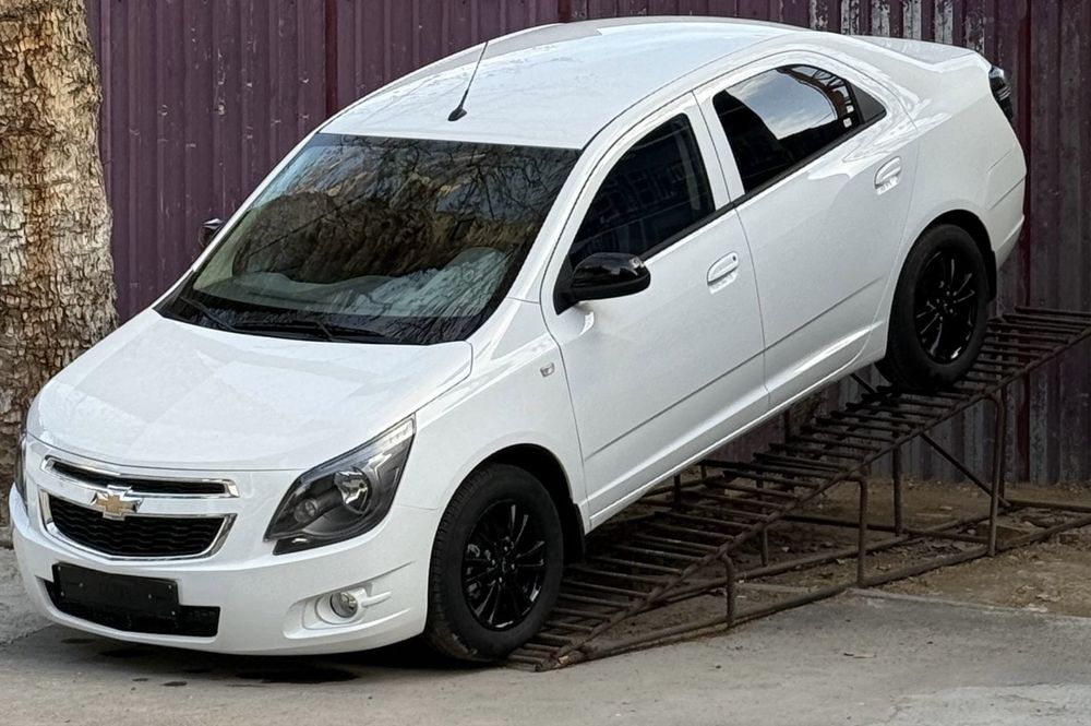 Кобальт Белый  1.000 km Срочно сотилади пул