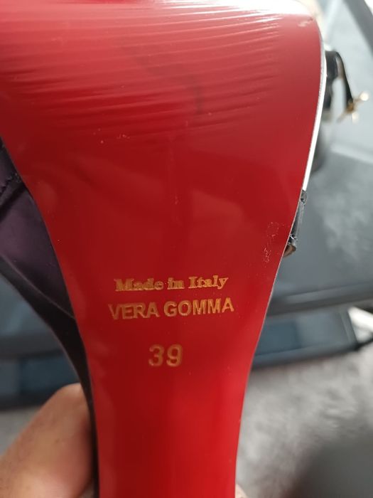 Pantofi cu toc înalt
