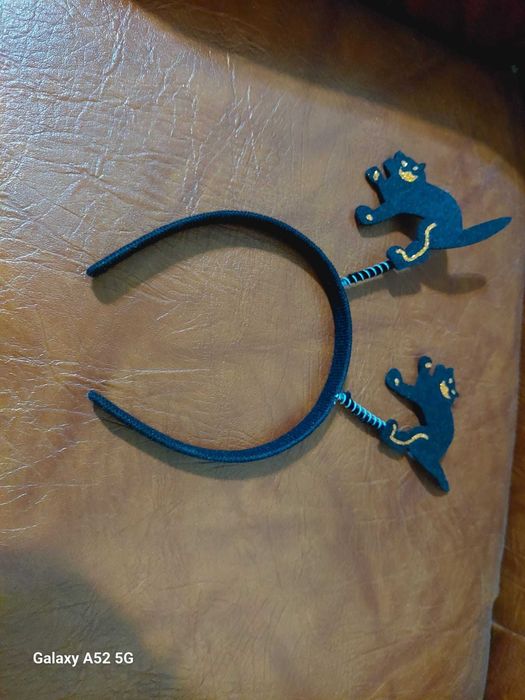 Cordeluța cu pisici negre