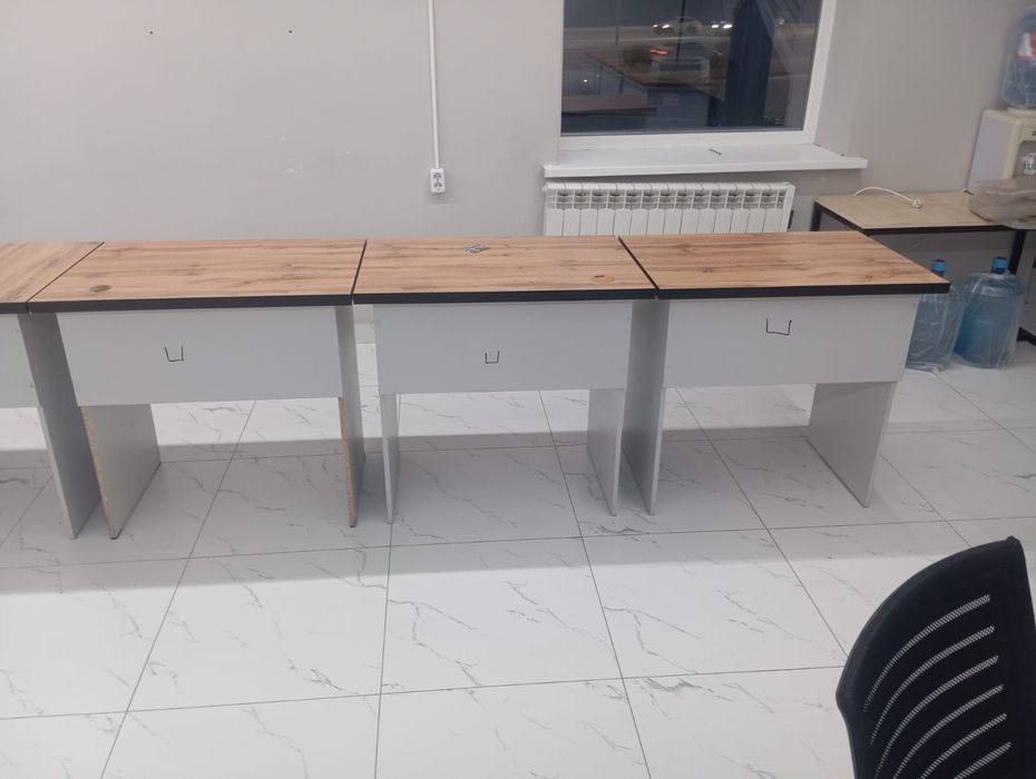 Офисные столы и стулья, диван