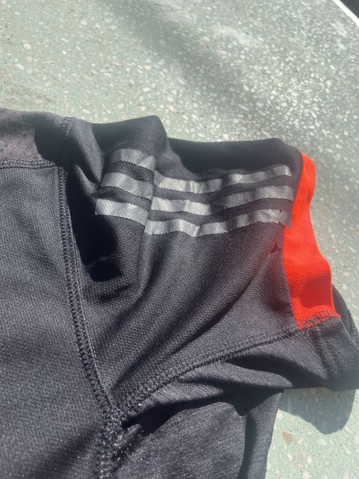 Adidas черна тениска с оранжеви ивици , направена за спорт