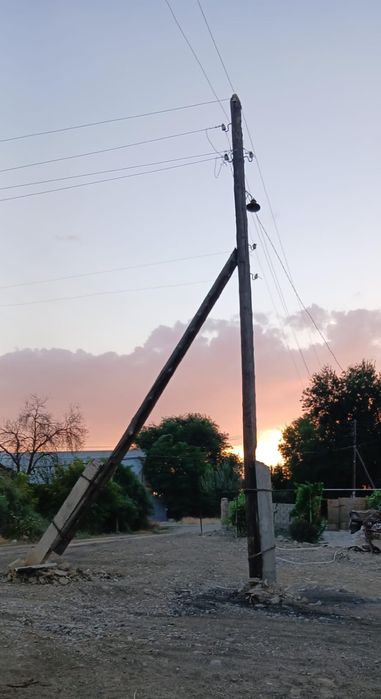 Столбы 2 штуки на фото