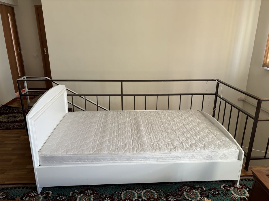 Кроват с матрасом