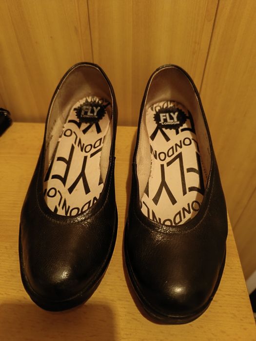 Обувки fly london