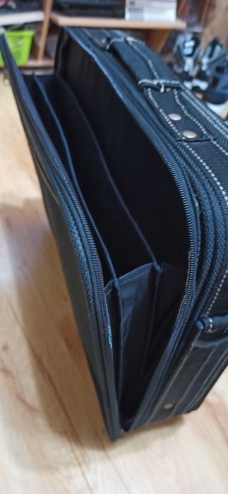 Чанта за лаптоп Grundig-20ev кожена кутия за бижута-10ev; керамична ваза-- цена 8 ev.