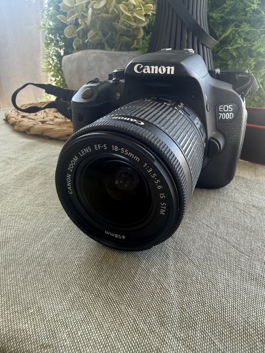 Canon EOS 700D + оригинален обектив + батерия и зарядно