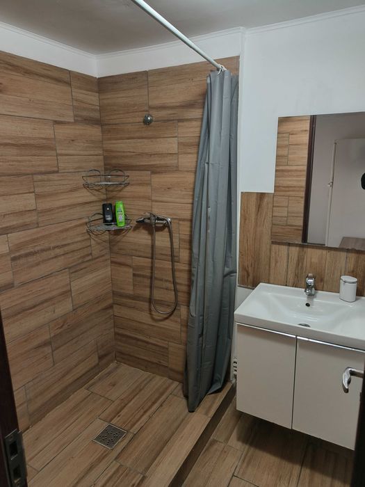 Inchiriez casa:dormitor+living+bucatarie+baie+foisor+curte+parcare