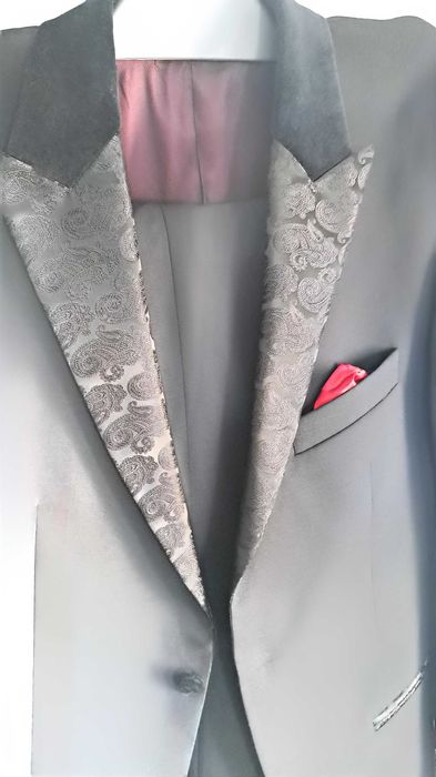 Costum barbati deosebit de ceremonie