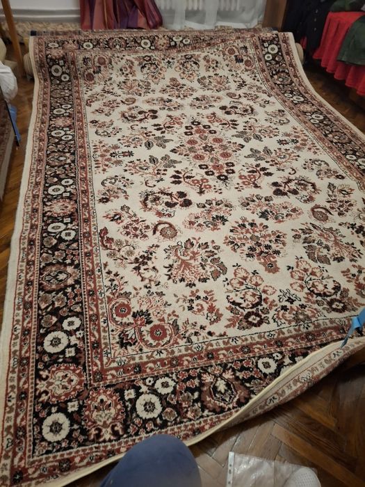 Covor nefolosit tesut manual din làna pura.