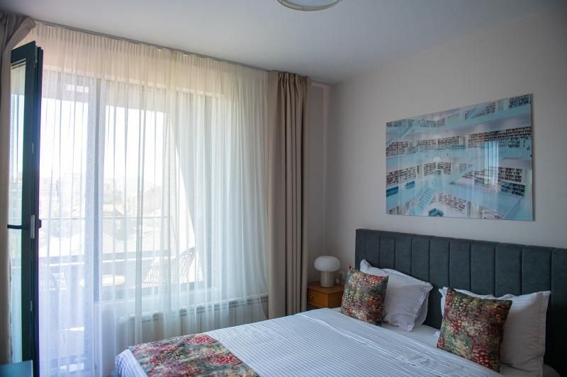 Дава се под наем Тристаен апартамент в София, Център - 105 кв.м за 1200 € - Снимка #2