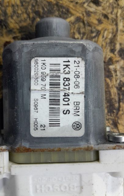 Motoras macara geam stanga fata 1k0959701m Volkswagen Golf 5 (2003