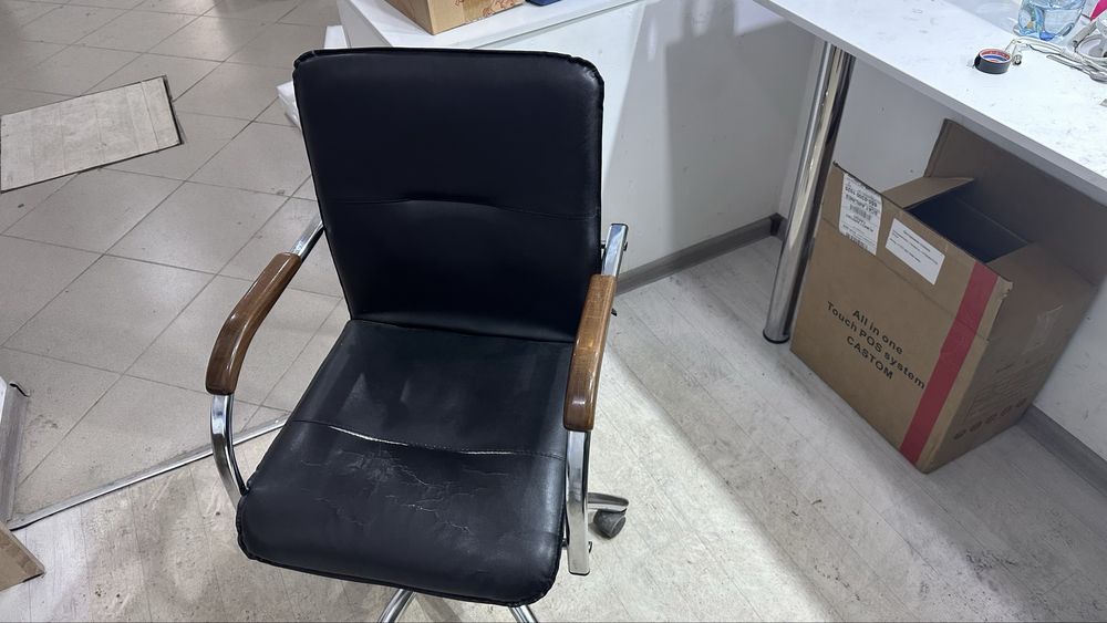 Два офисных дивана