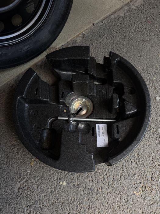 ЧИСТО НОВА Патерица Continenal 135/80/17 за BMW