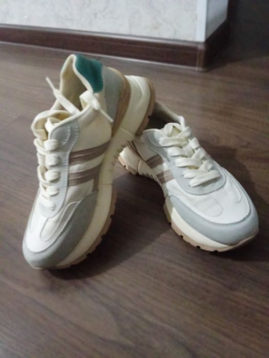 Кроссовки спортивные
