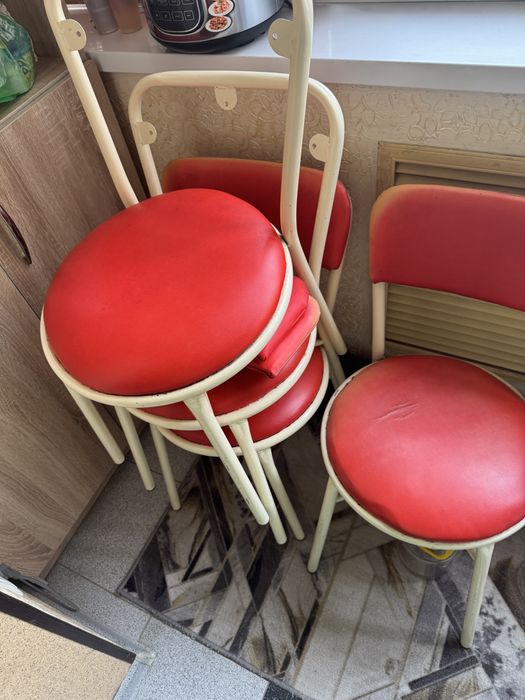 Продам четыре кухонных стула б/у