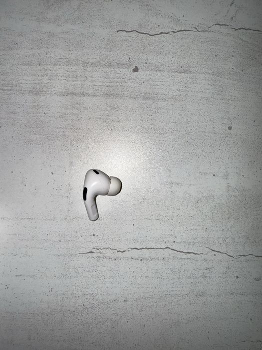 Airpods Pro кейс и один наушник